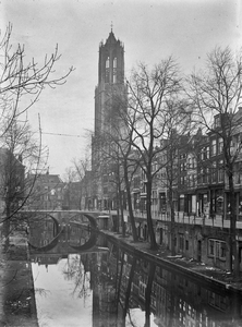 86673 Gezicht op de Oudegracht Tolsteegzijde te Utrecht met op de voorgrond de Gaardbrug en op de achtergrond de Domtoren.